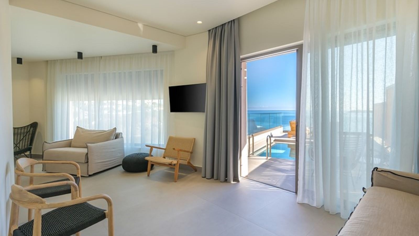 rooms-suite--side-sea-view-with-sharing-pool