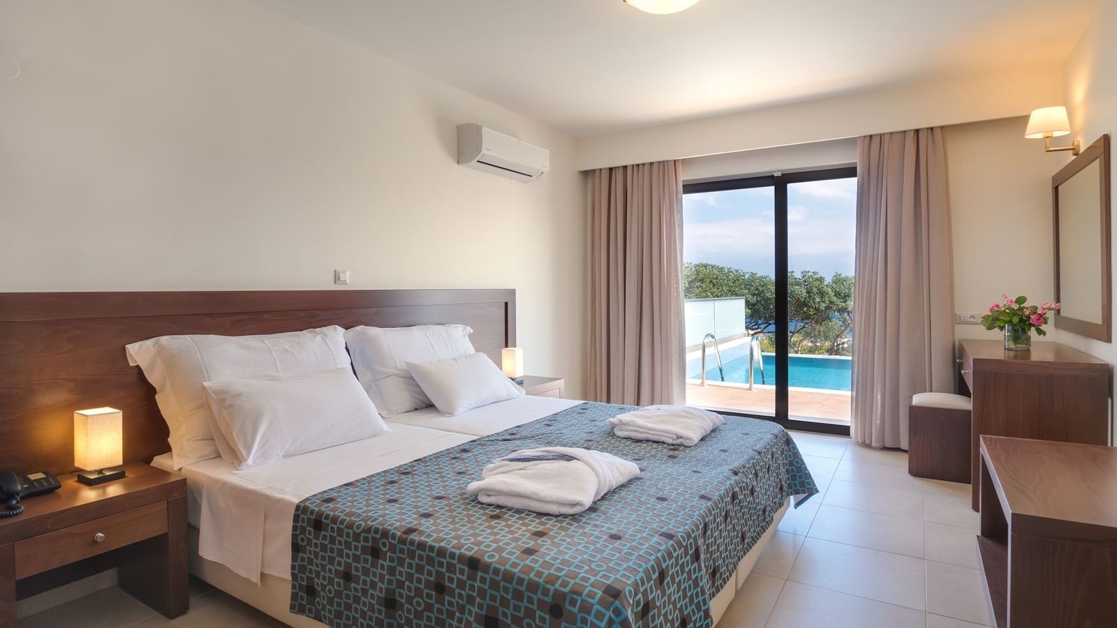 rooms-suite-1-bedroom-sea-view-pool