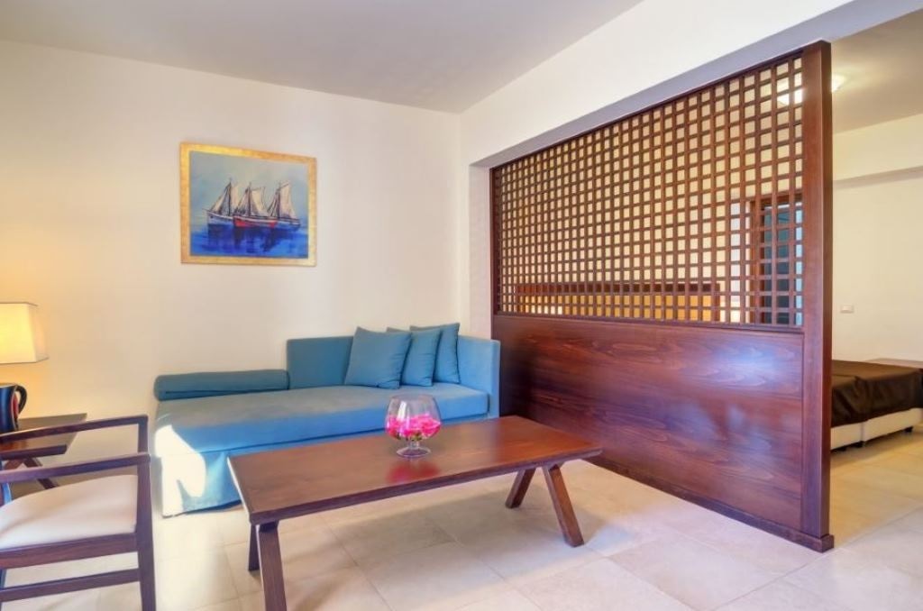 rooms-suite-1-bedroom-side-sea-view-pool