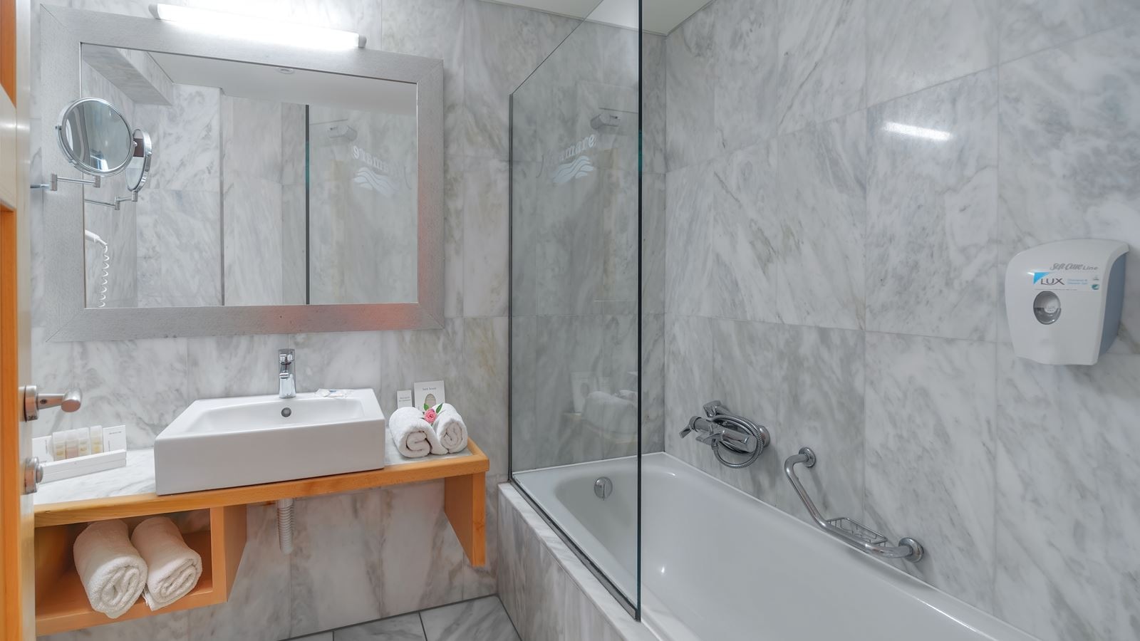 rooms-frontal-deluxe-sea-view-pool