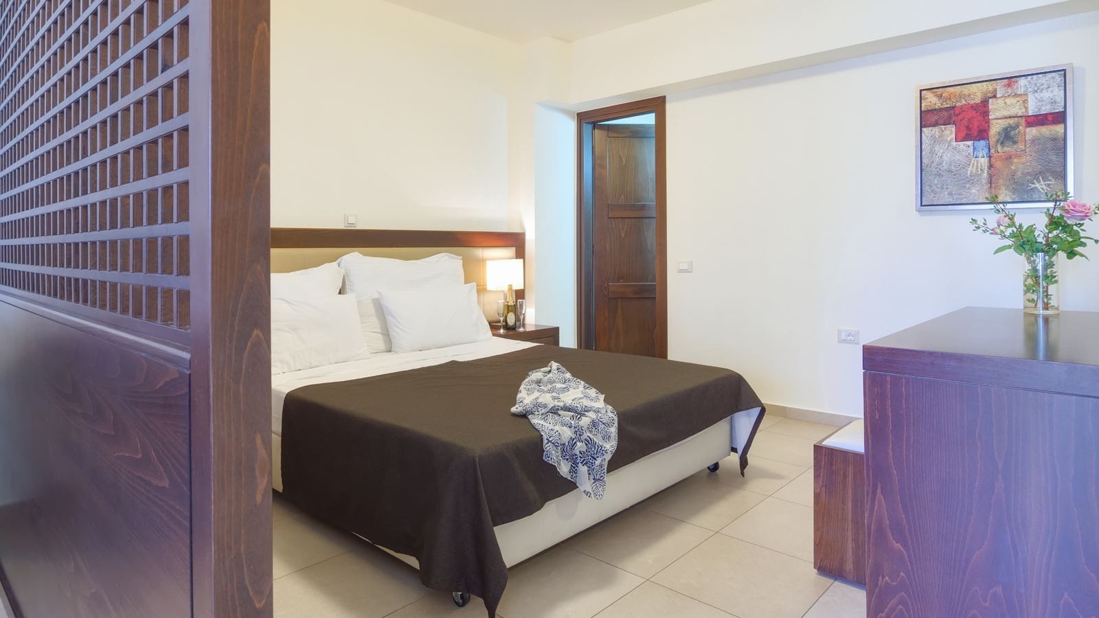 rooms-suite-2-bedrooms-sideseaview