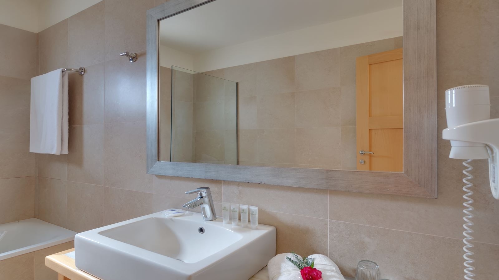 rooms-suite-2-bedrooms-sideseaview