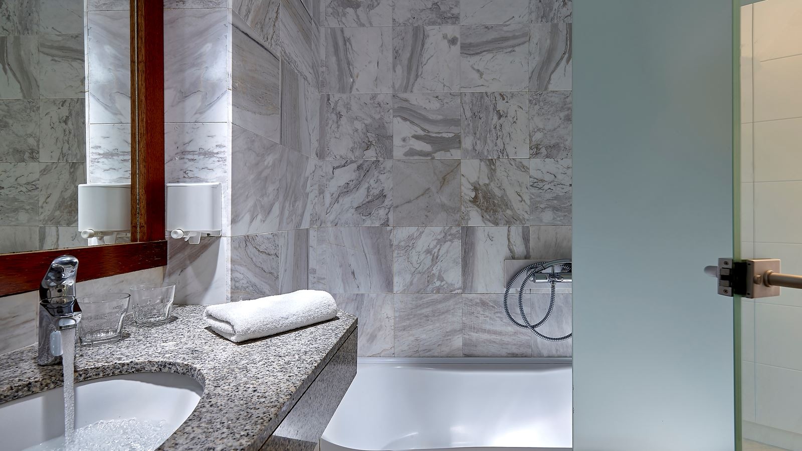 rooms-superior-double-pool-or-sea-view