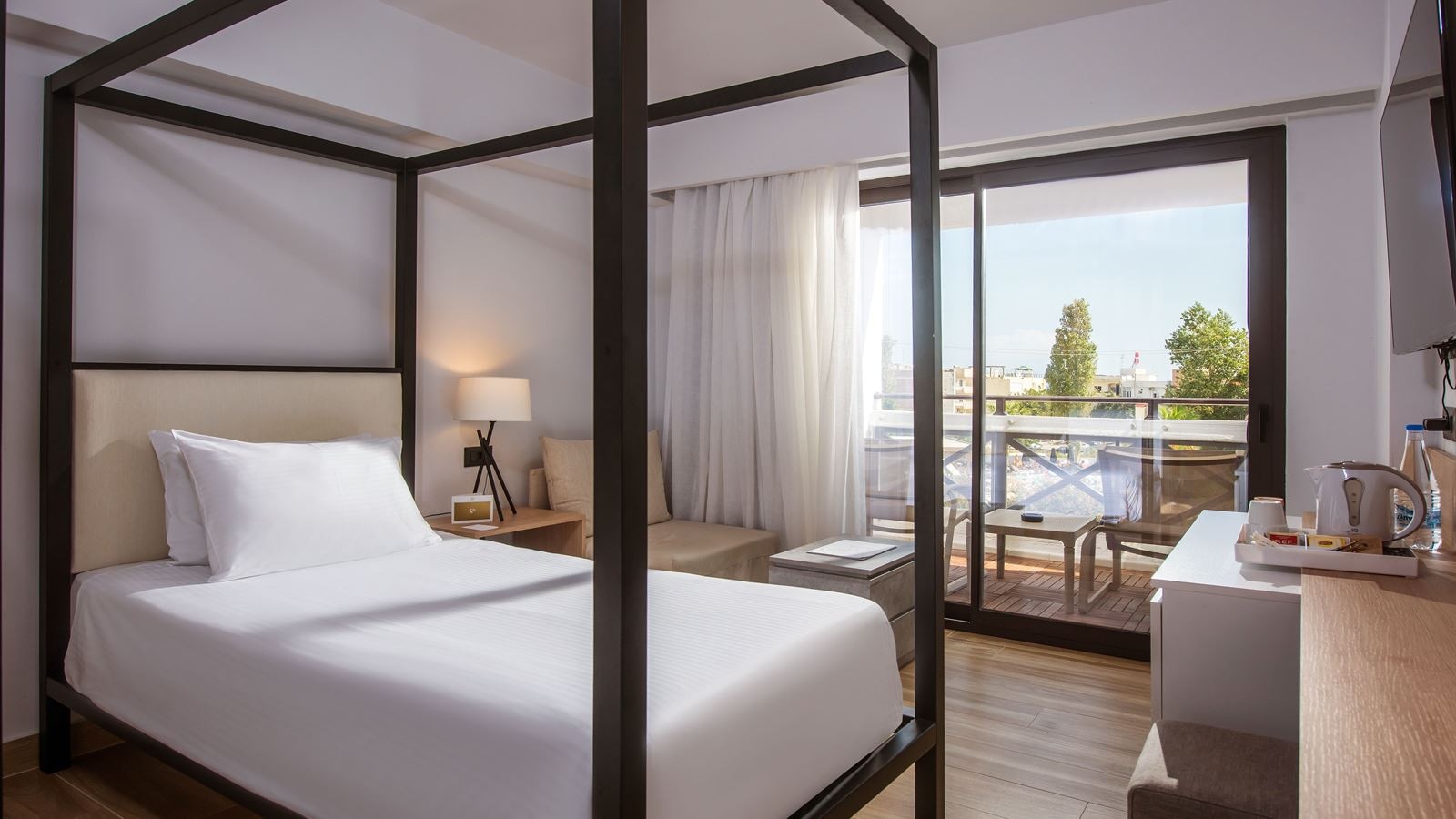 rooms-room-single-balcony-or-terrace