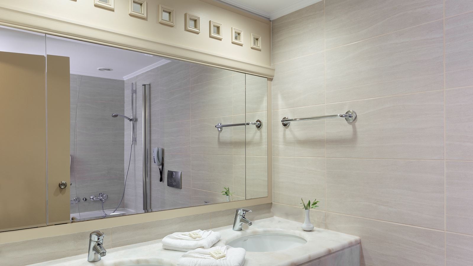 rooms-superior-family-room-beach-front