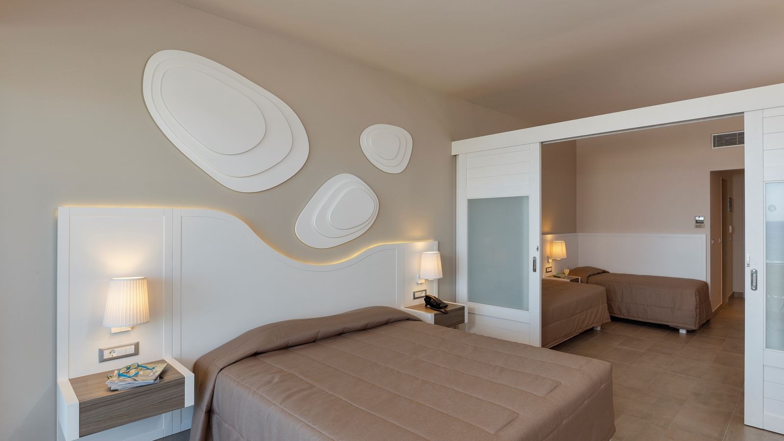 rooms-executive-family-room-with-sharing-pool