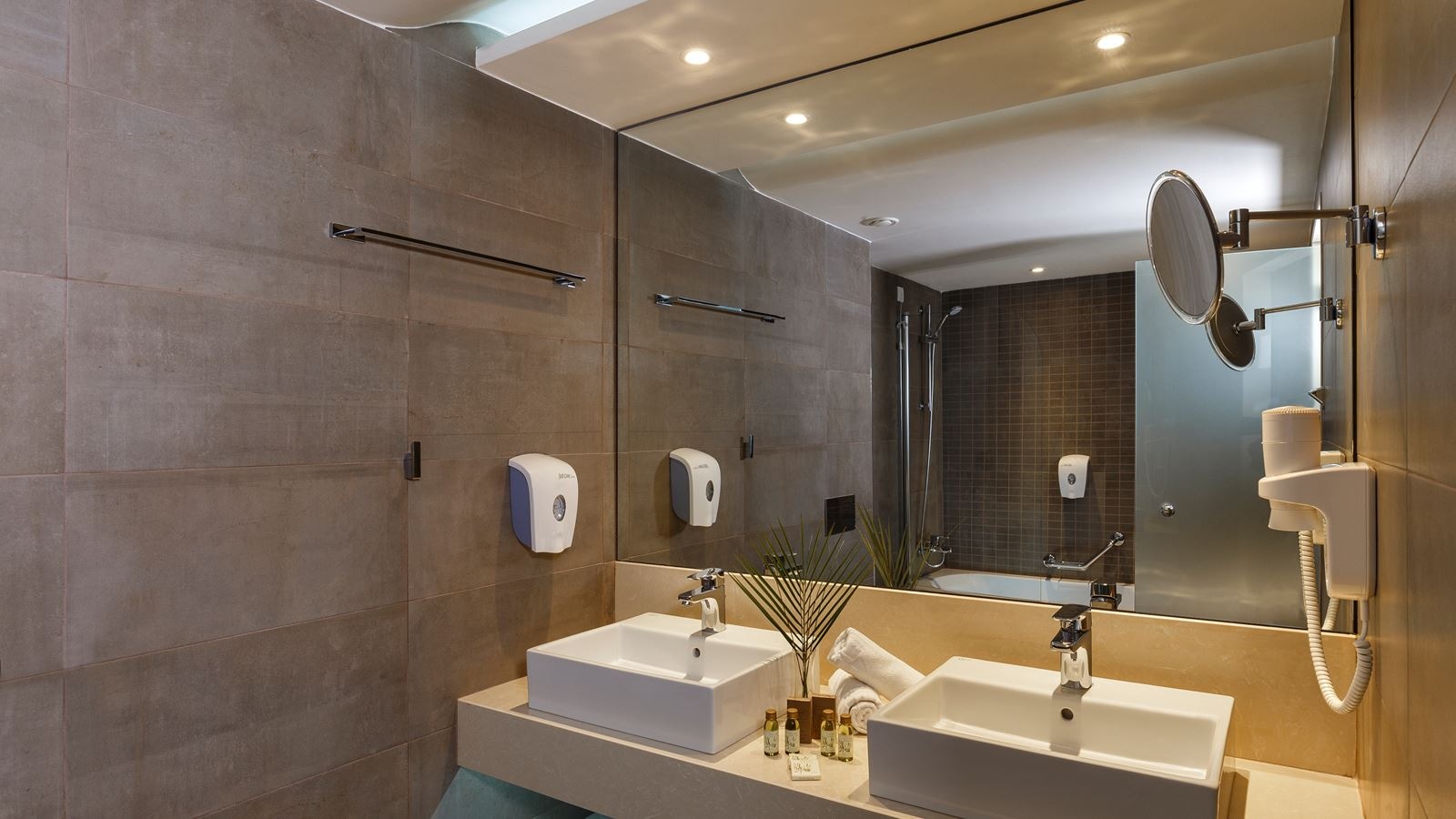 rooms-executive-family-room