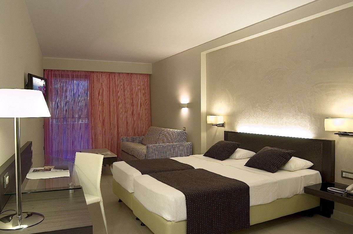 rooms-large-double-room-sea-view-with-balcony