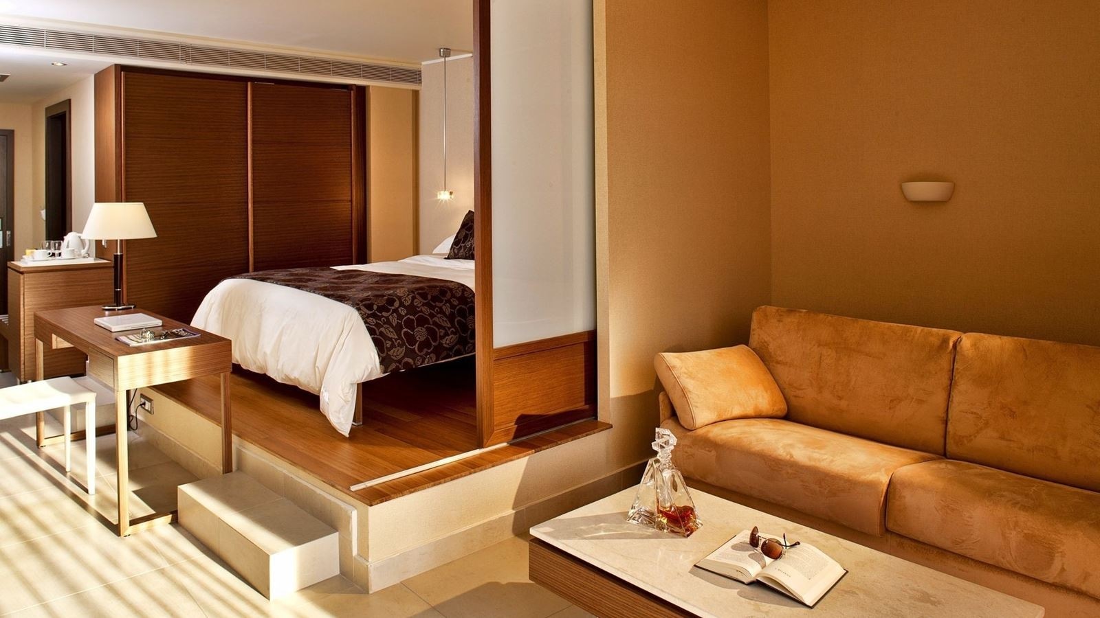 rooms-junior-suite-sea-view-1-broom-with-balcony