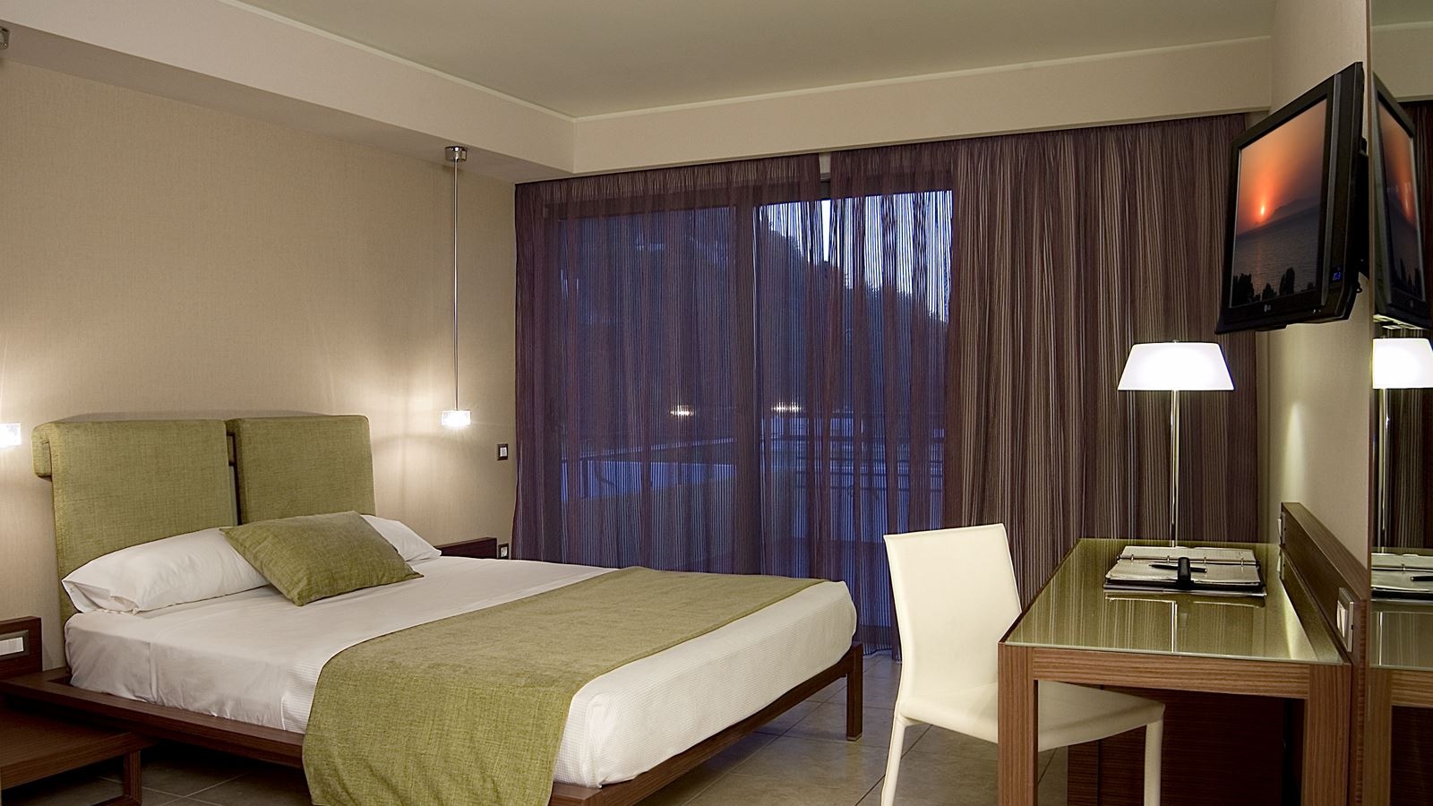 rooms-suite-sea-view-1-broom-with-balcony