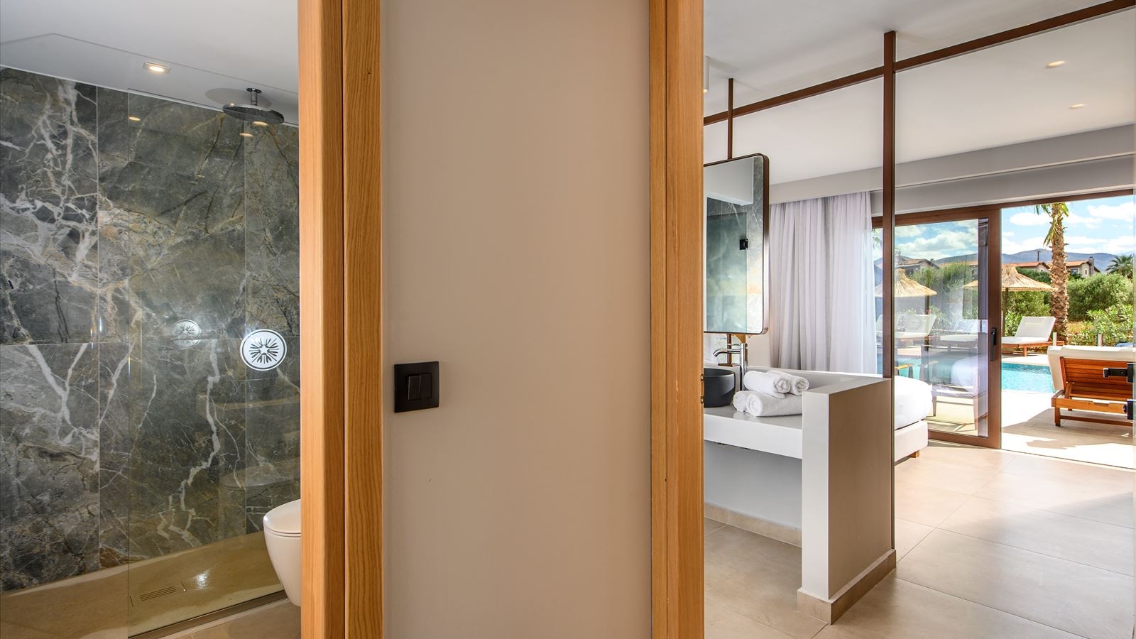 rooms-suite-family-sharing-pool