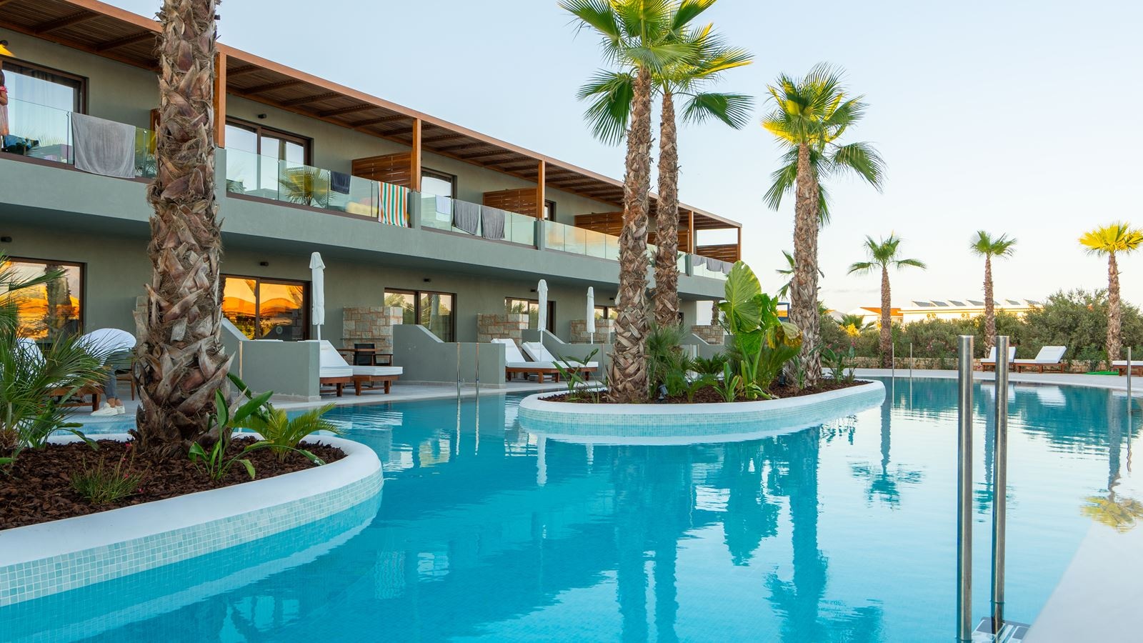 rooms-suite-family-pool-view