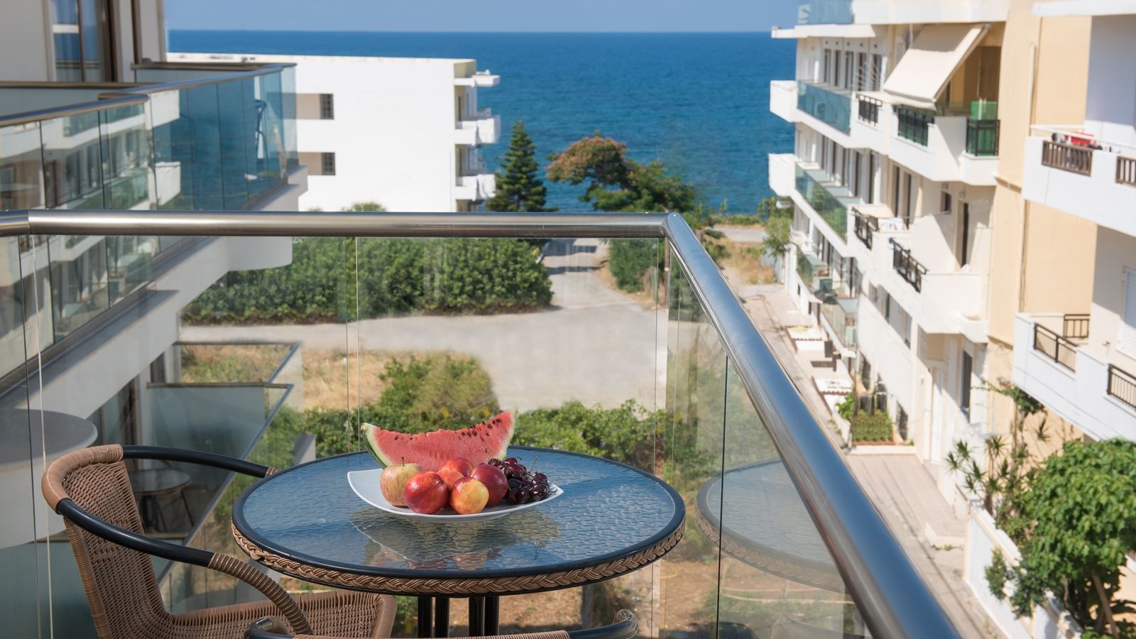 rooms-room-classic-bcd-building-with-sideseaview