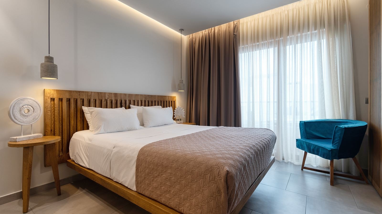 rooms-room-classic-bcd-building-with-sideseaview