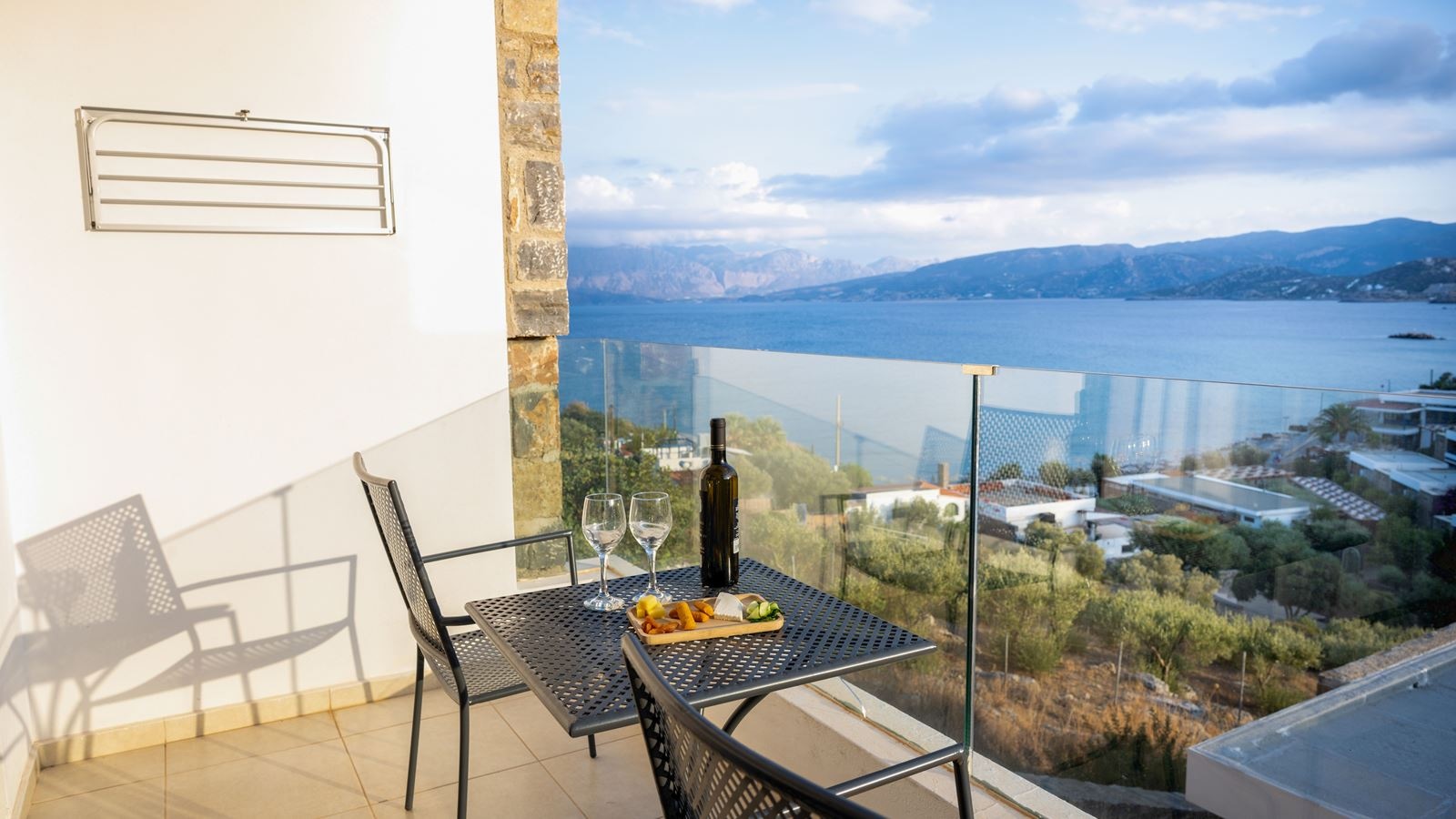 rooms-junior-suite-side-sea-view