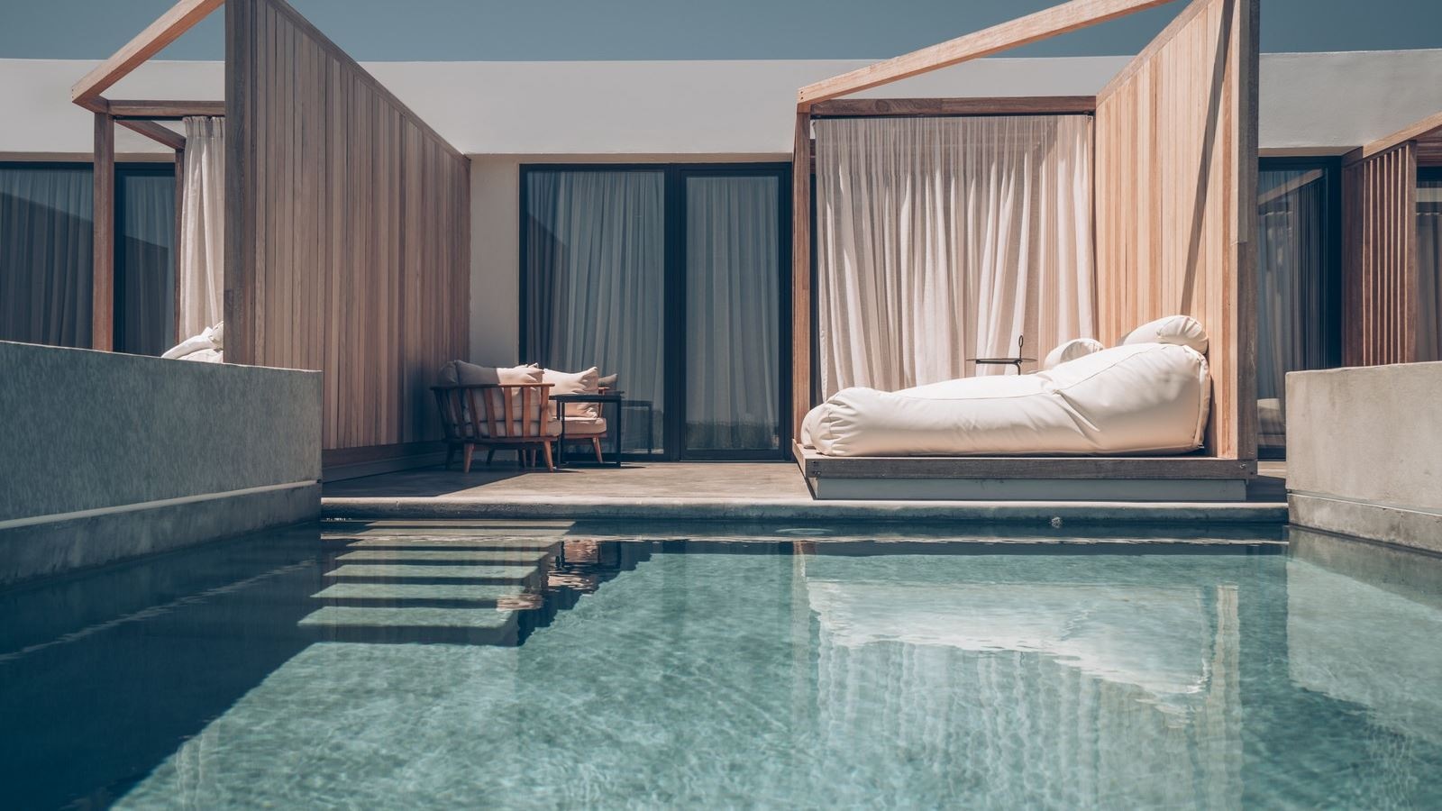 rooms-private-pool-suite