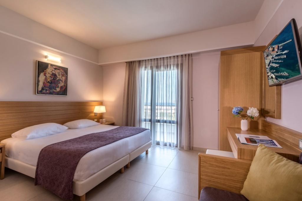 rooms-family-room-with-pool-or-garden-view