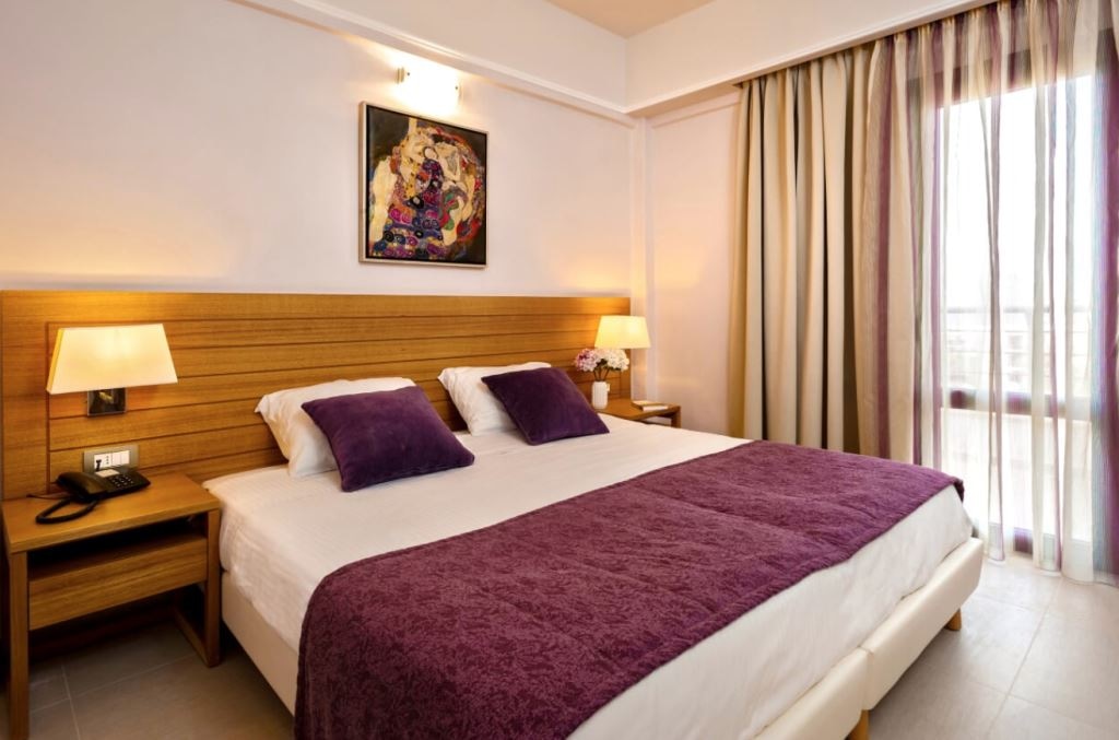 rooms-family-room-with-pool-or-garden-view