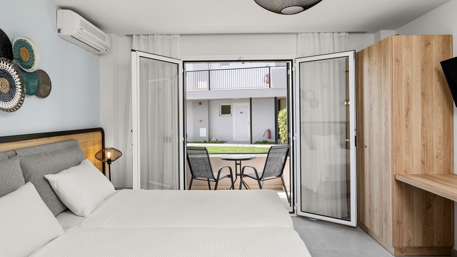 rooms-family-suite-room-with-garden-view