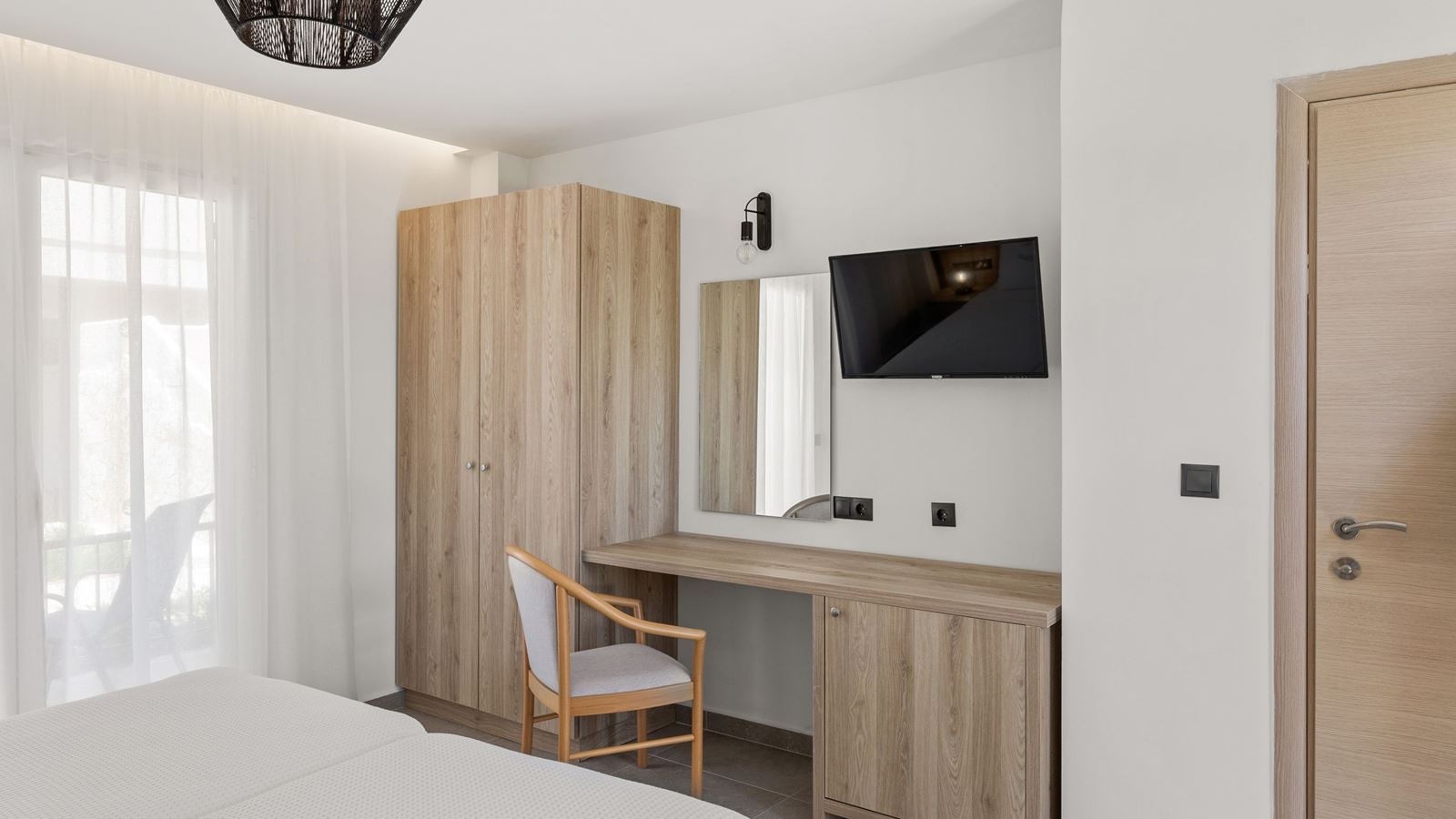 rooms-family-suite-room-with-garden-view