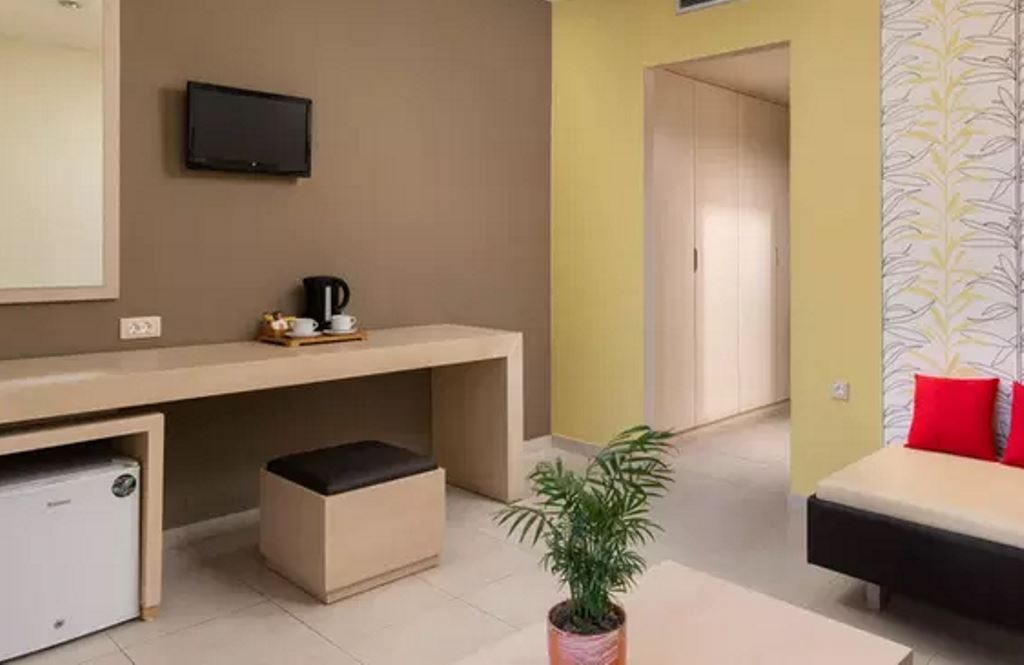 rooms-suite-with-jacuzzi