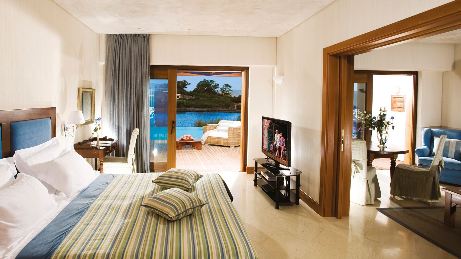 rooms-junior-bungalow-suite-front-sv-sharing-pool