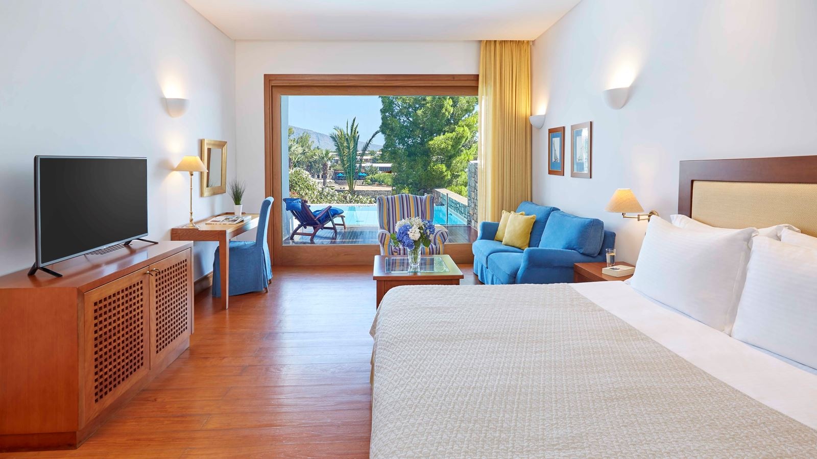 rooms-luxury-suite-front-sea-view-sharing-a-pool