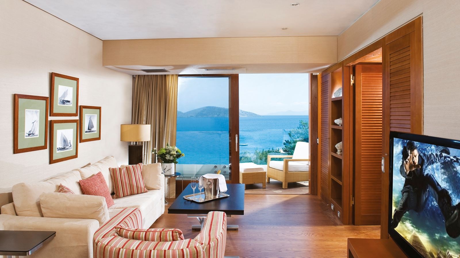 rooms-deluxe-hotel-suite-sea-view-2-bathrooms