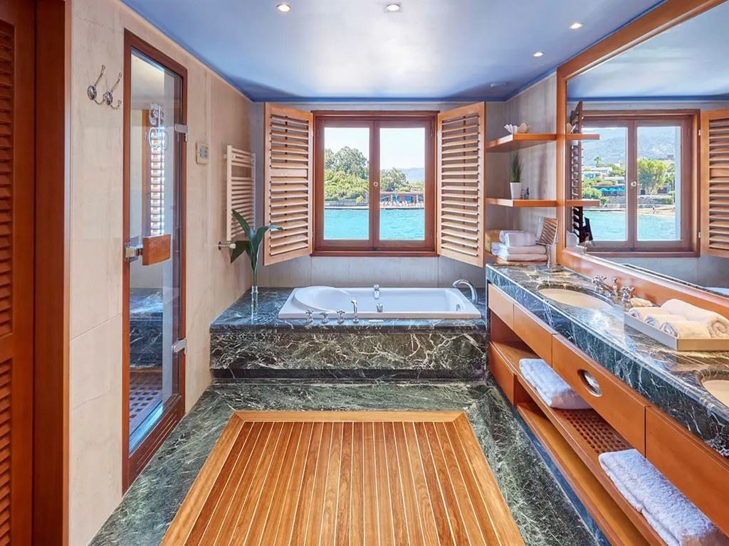 rooms-the-presidential-suite-waterfront-with-a-private-heated-pool