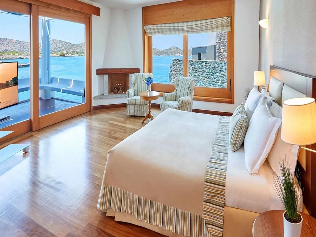 rooms-the-presidential-suite-waterfront-with-a-private-heated-pool