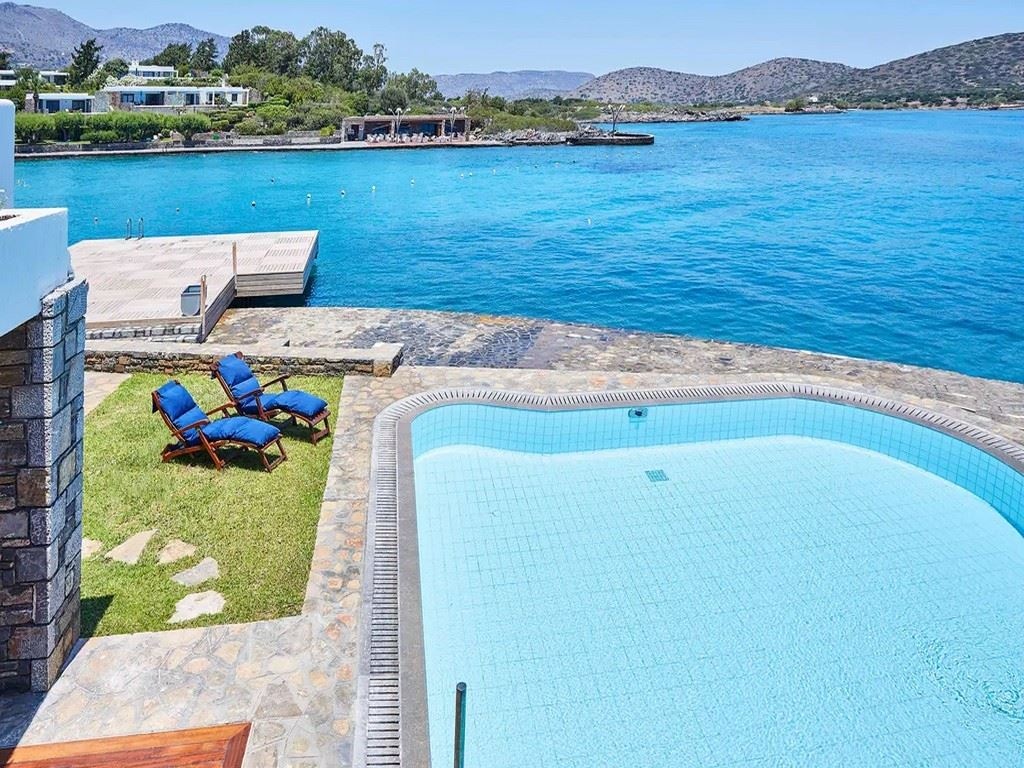rooms-the-presidential-suite-waterfront-with-a-private-heated-pool
