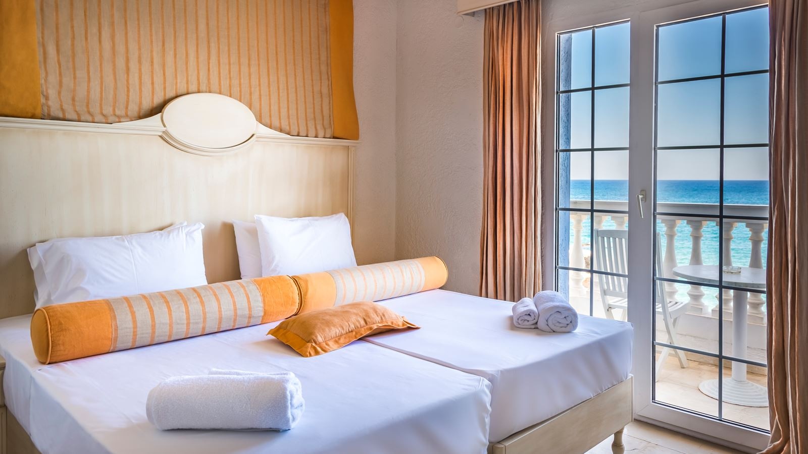 rooms-deluxe-room-sea-view