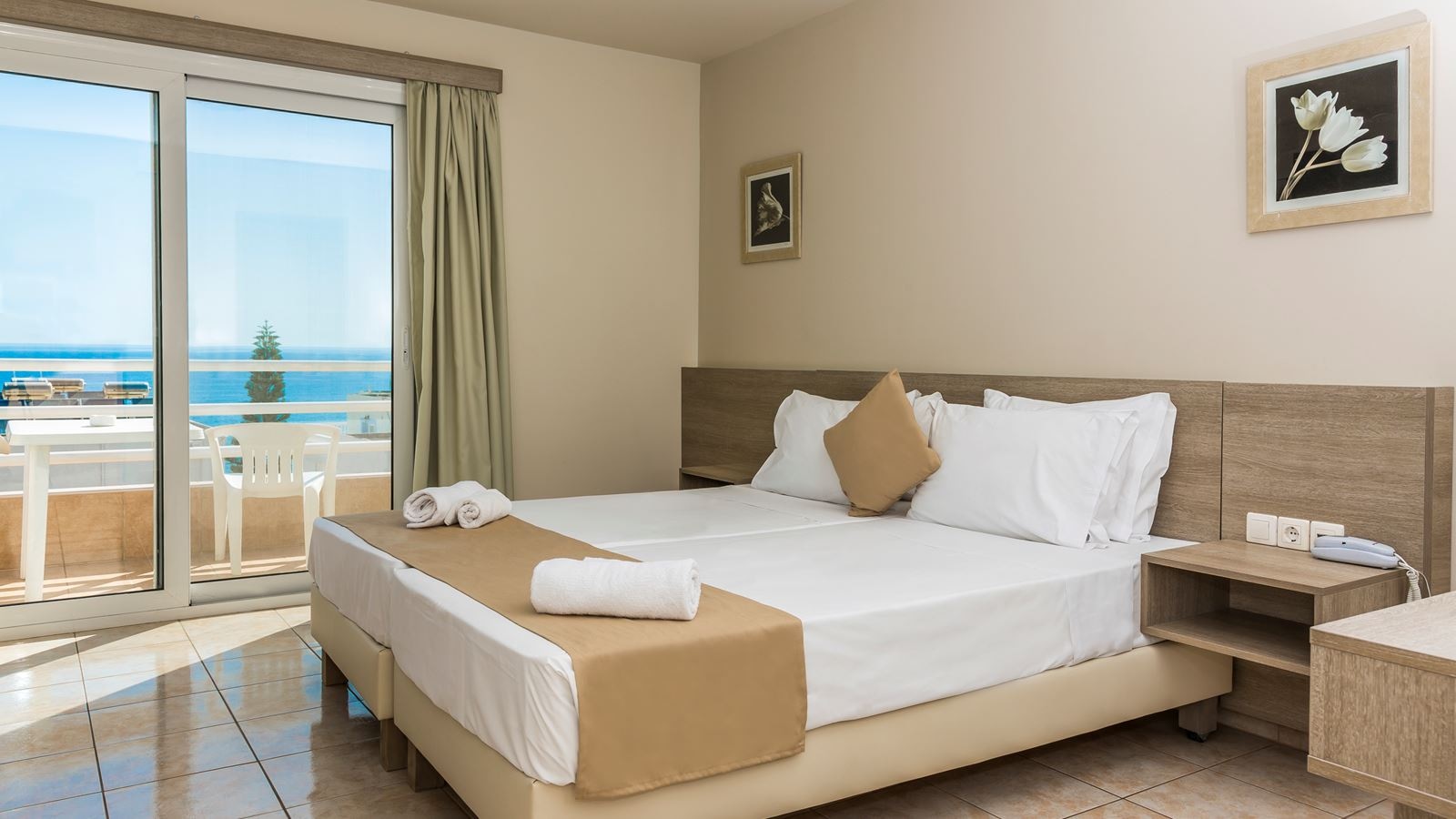 rooms-deluxe-room-sea-view