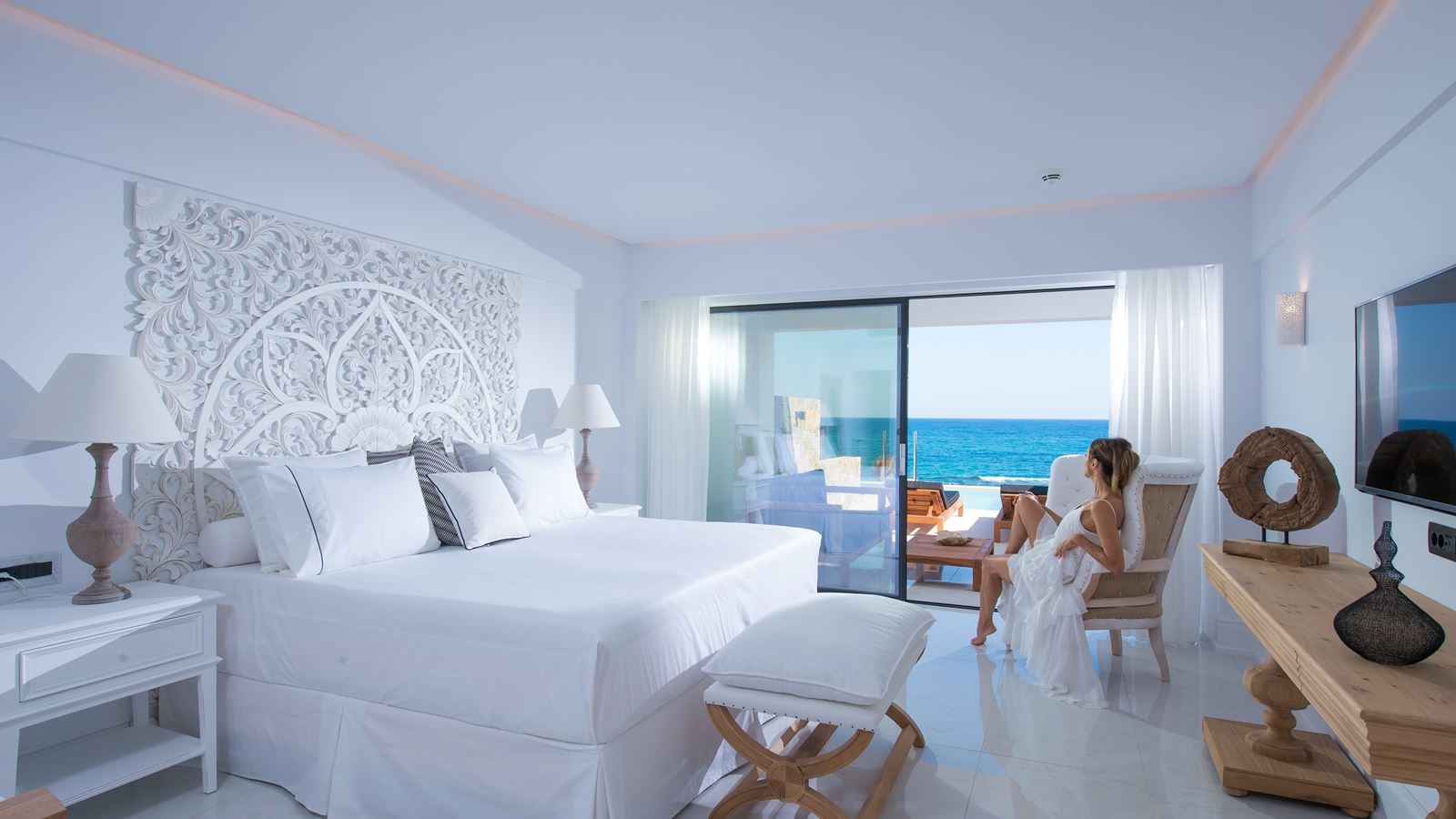 rooms-luxury-guestroom-seafront-private-pool