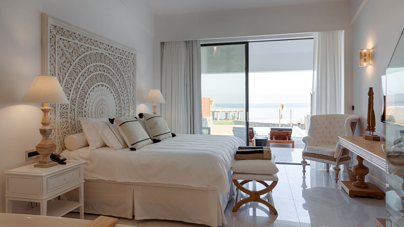 rooms-loft-luxury-seafront-guestroom-private-pool