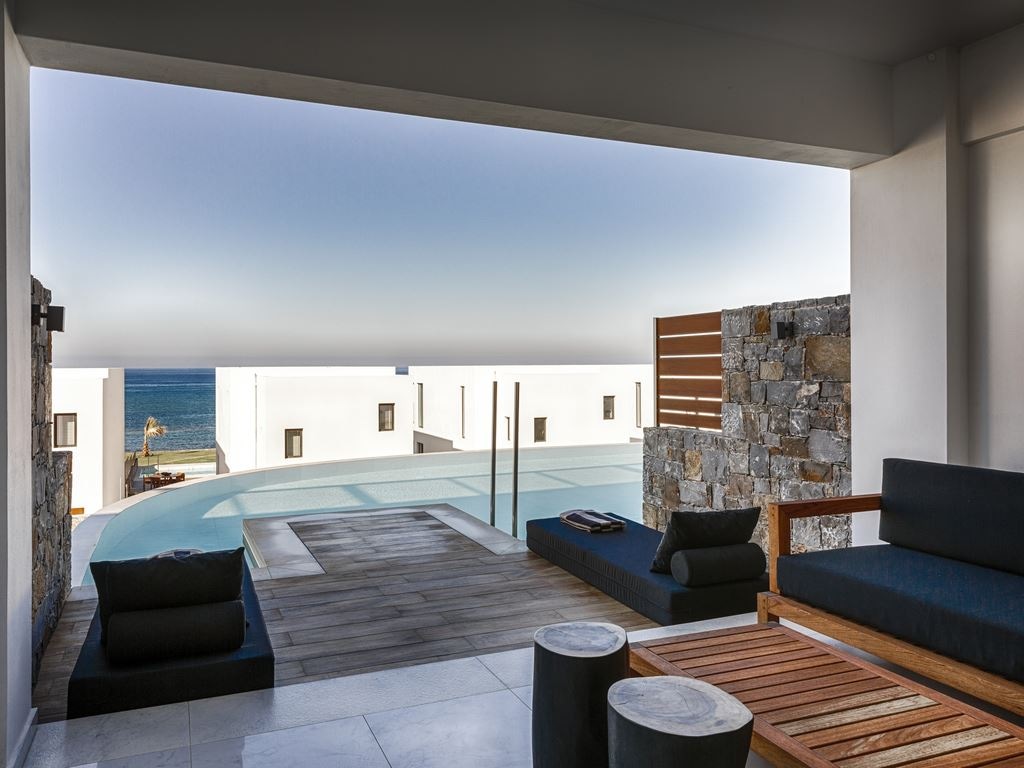 rooms-luxury-guestroom-sharing-pool