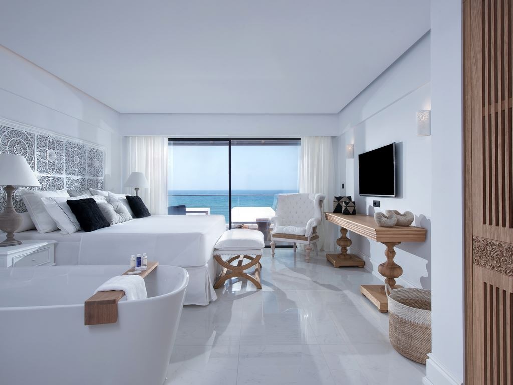 rooms-luxury-guestroom-sharing-pool