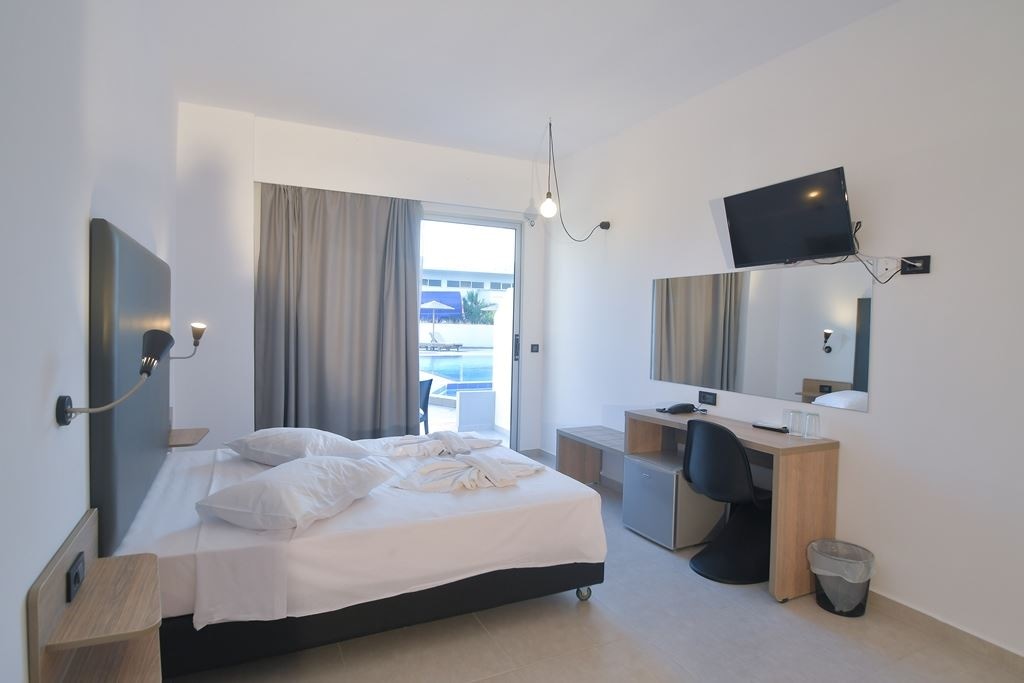 rooms-double-room-with-sharing-pool