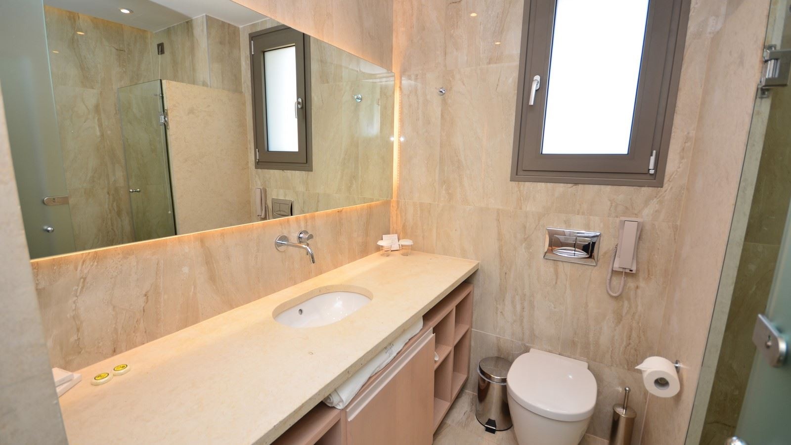 rooms-family-room-garden-view