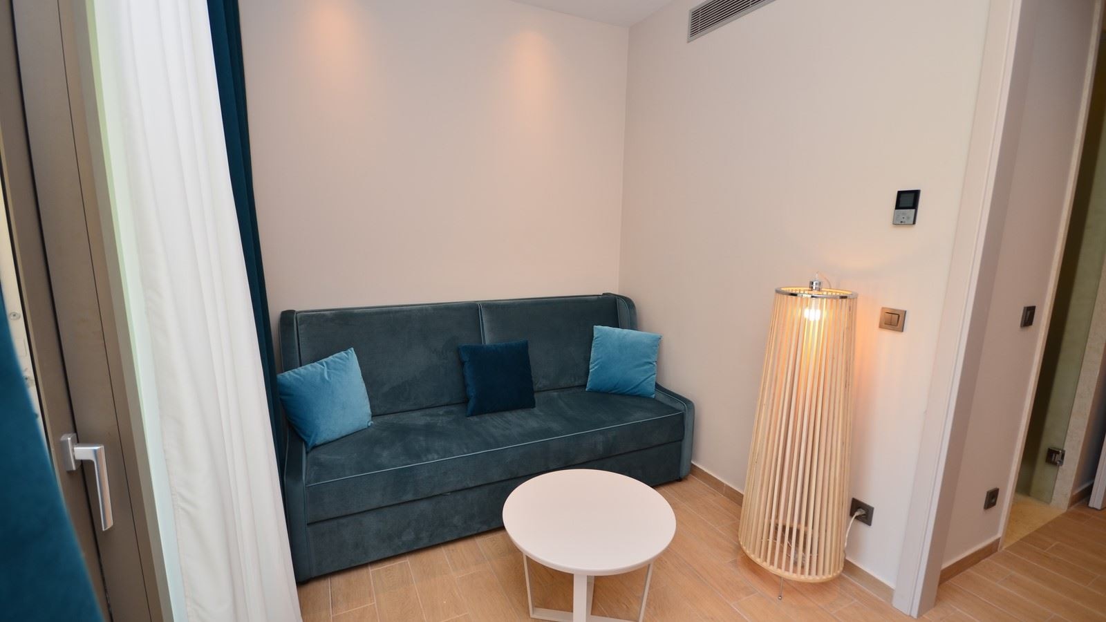 rooms-family-room-garden-view