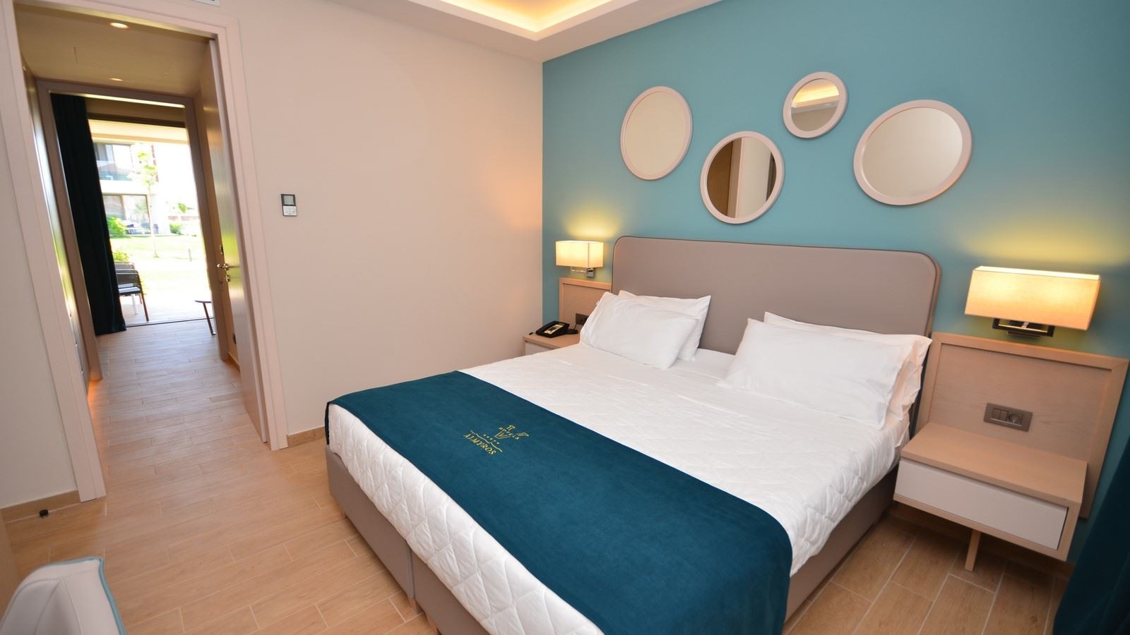 rooms-family-room-garden-view