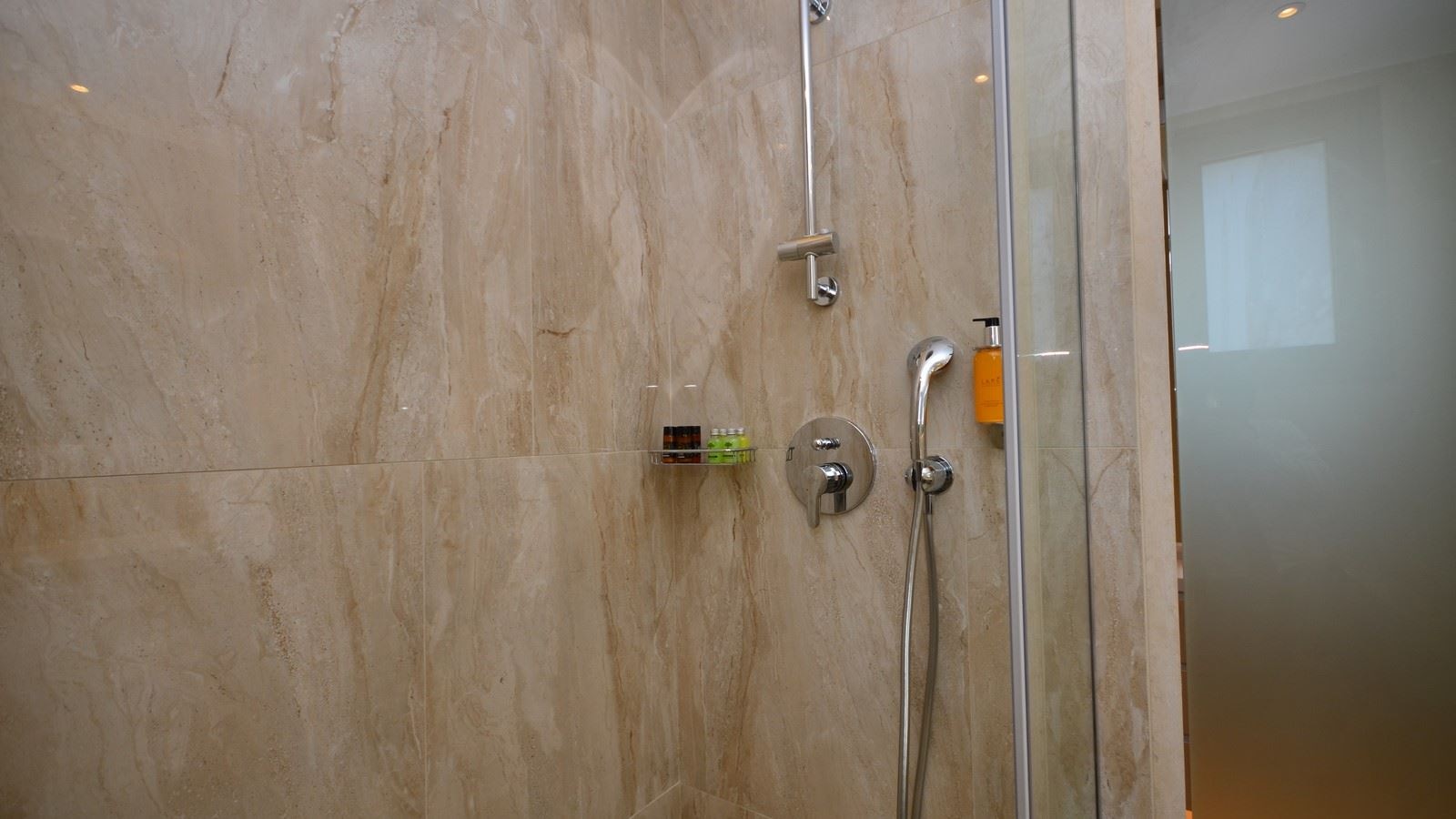 rooms-family-room-garden-view