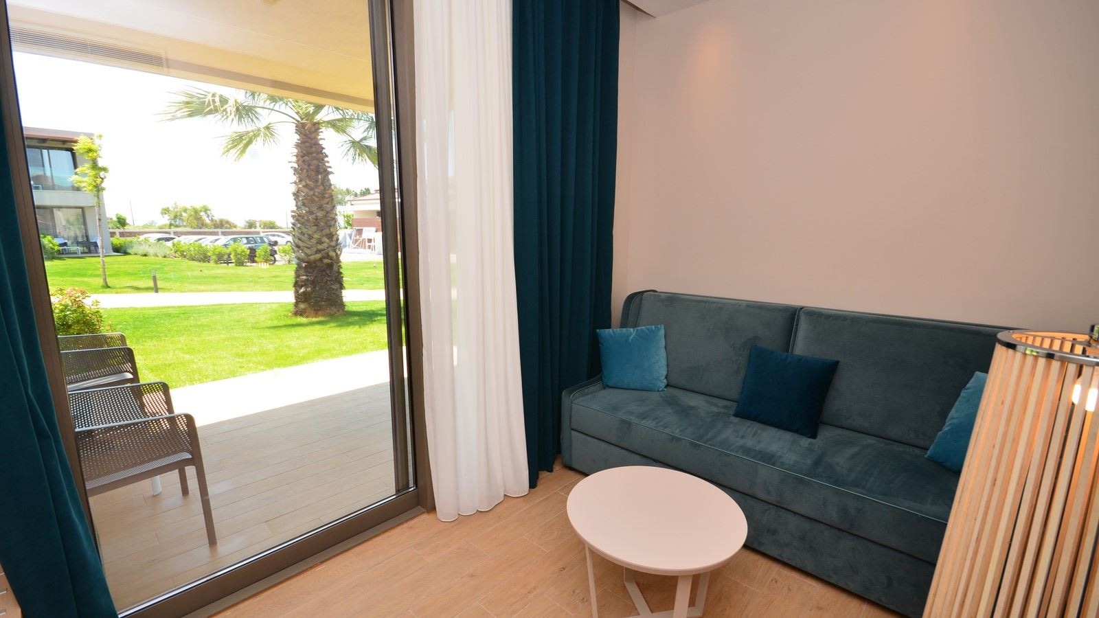 rooms-family-room-garden-view