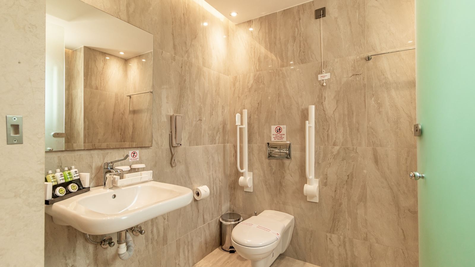 rooms-double-or-twin-room-for-disabled