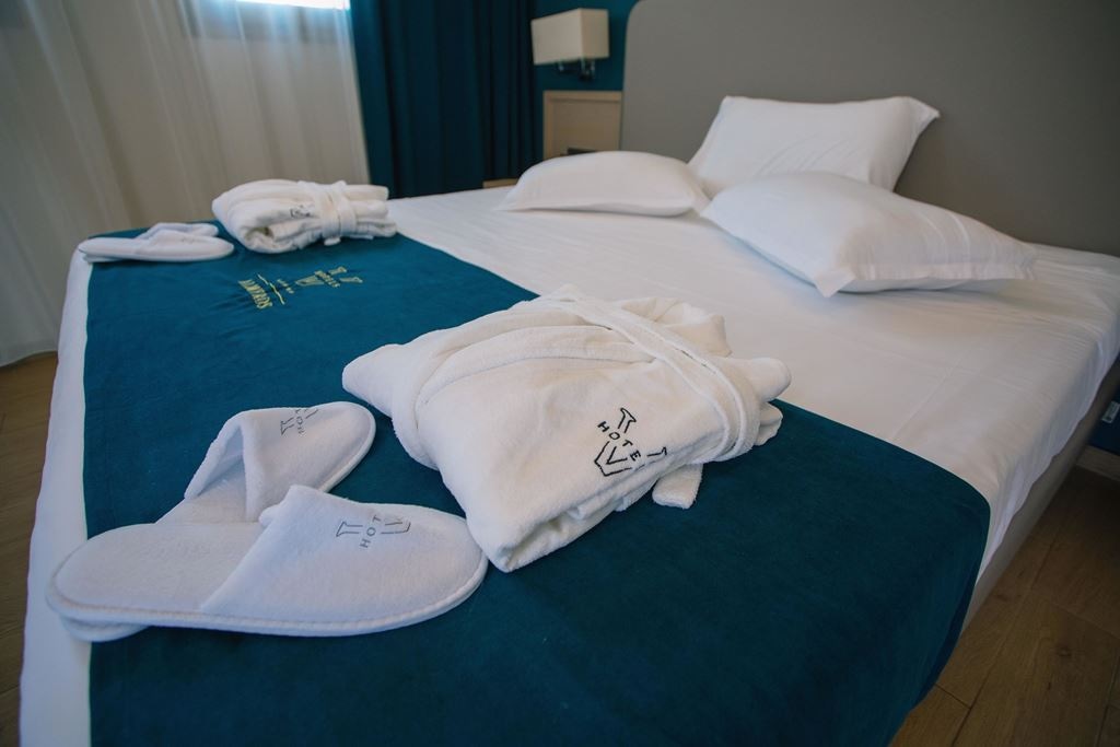 rooms-family-room-garden-view