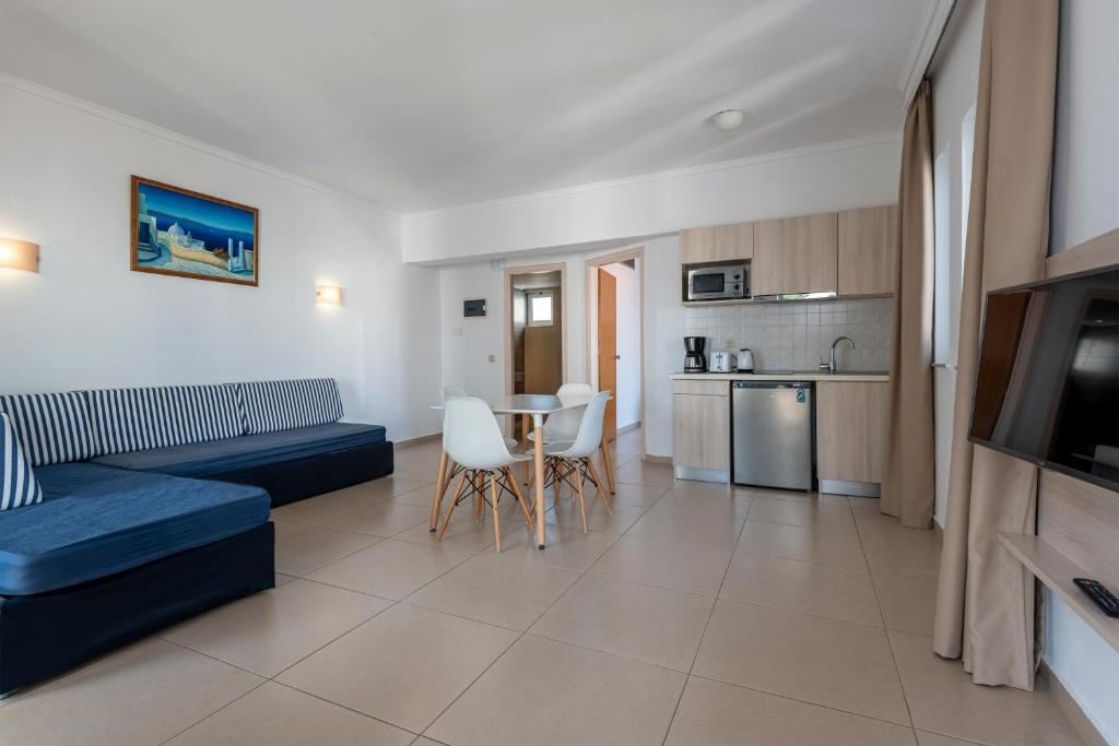 rooms-apartment-1-bedroom-land-view-balcony-or-terrace