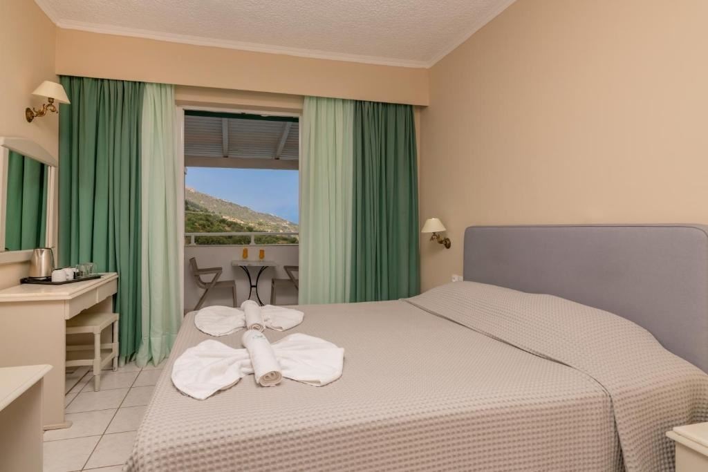 rooms-family-room-garden-view