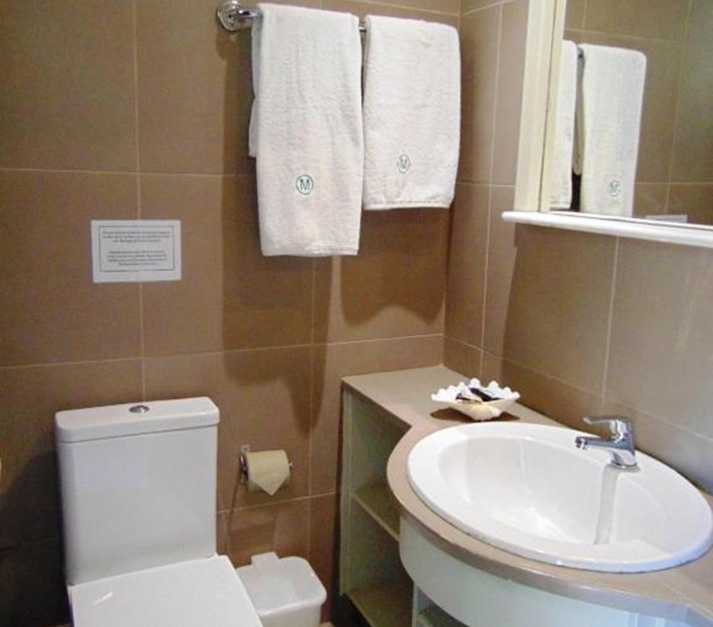 rooms-family-room-garden-view