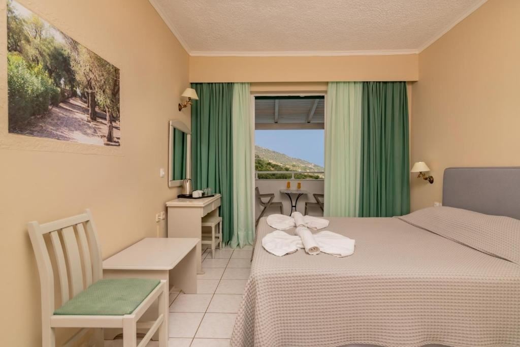 rooms-family-room-garden-view