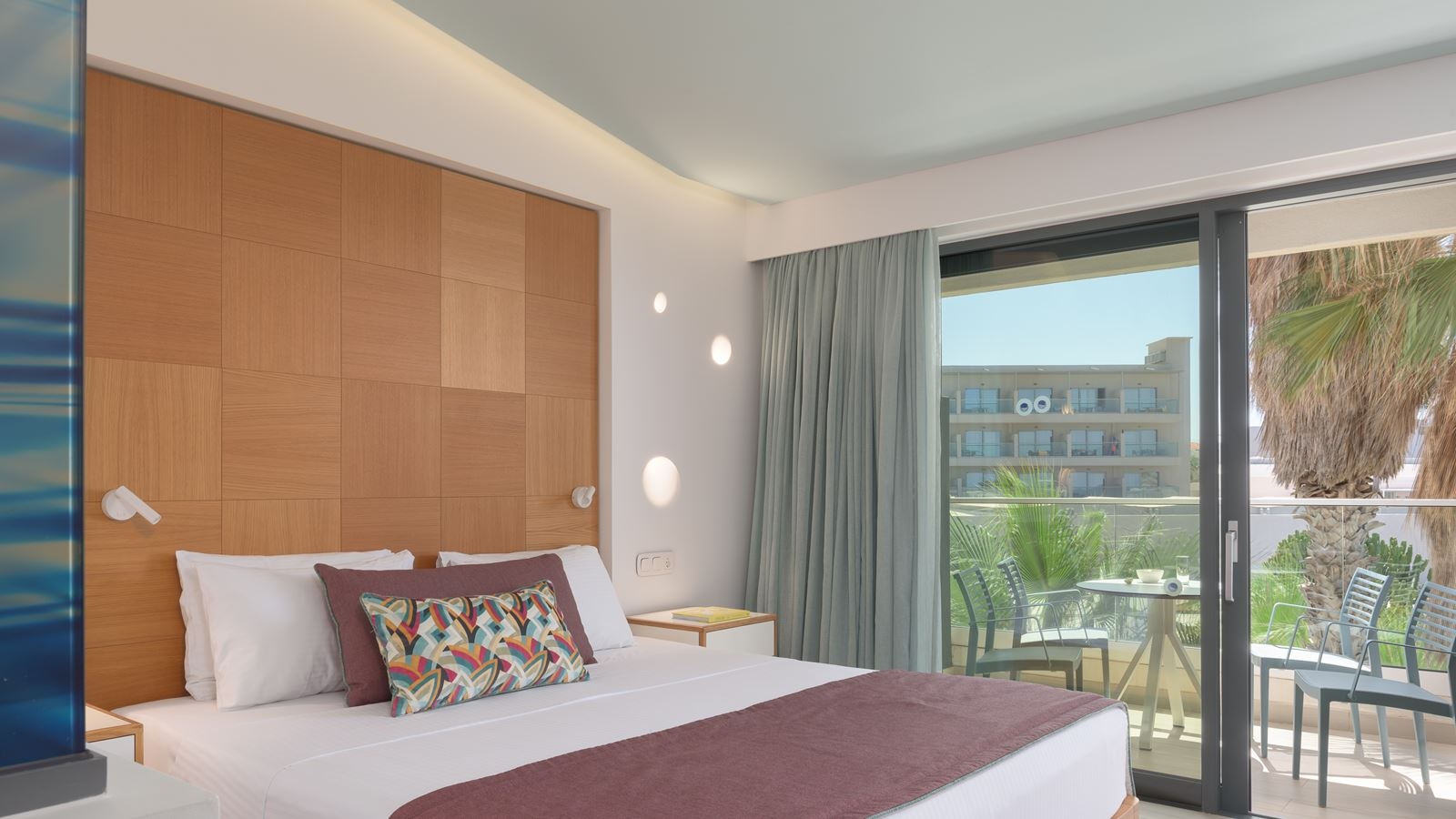 rooms-2-bedroom-family-garden-view